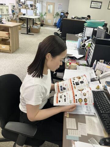 ご依頼商品をカタログで確認中