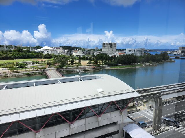 ゆいレール壷川駅から徒歩30秒！海の見える見晴らしの良い会議室です。