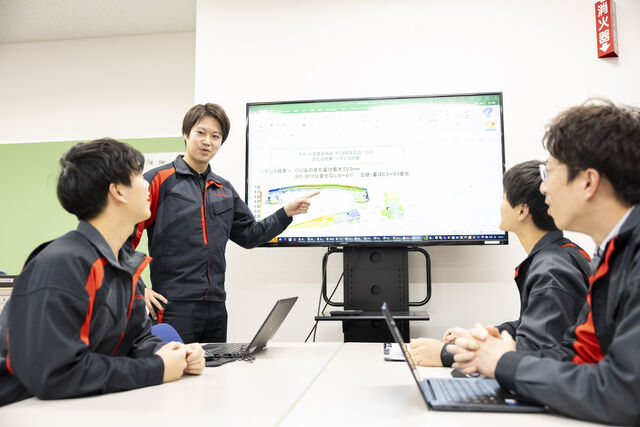 品質の造り込みは一人ではなく、社員同士で協力します。