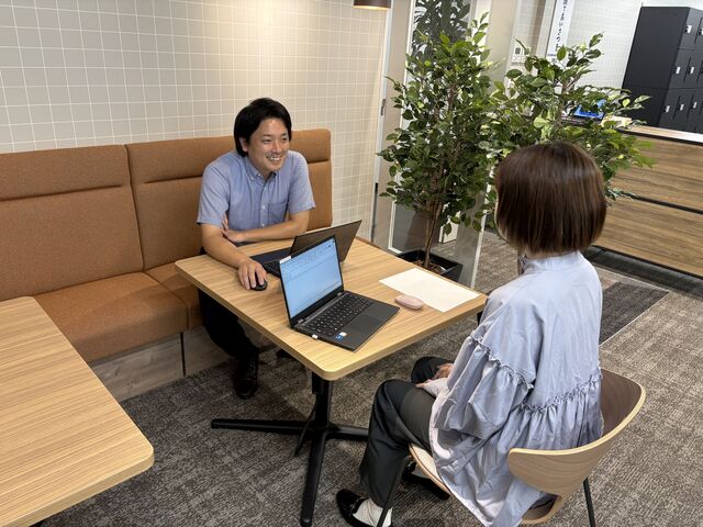 分からない事はすぐに相談。カフェスペースで簡単な打ち合わせをしています。