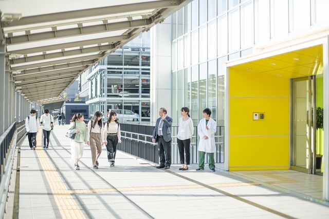 JR姫路駅から歩行者デッキで徒歩4分。 毎朝の挨拶から始まります。