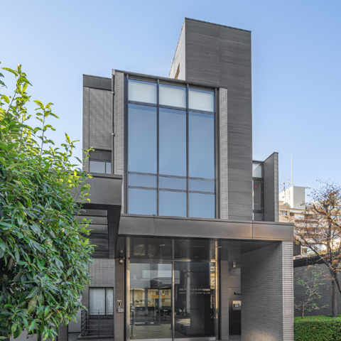 自社ビル外観　四谷三丁目駅から徒歩2分