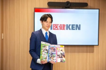 入学を検討されている方や保護者の皆様に、学校の魅力や業界の仕事についてお伝えしている場面です。出会った高校生が入学し、成長して卒業していく姿を見届けられることが大きな魅力です。
