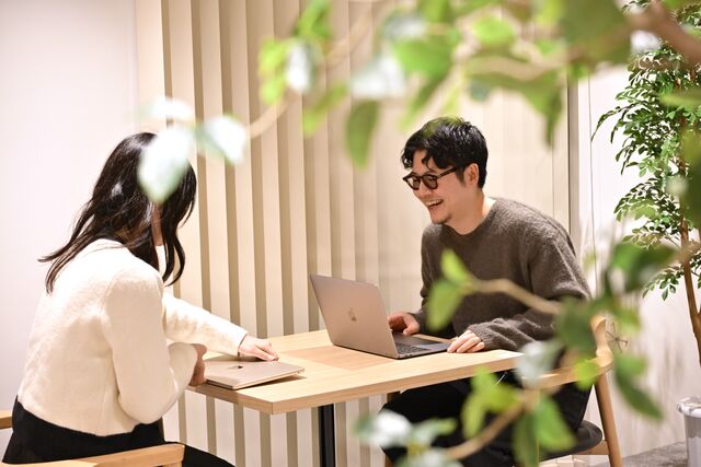当社のレセプションでの1枚です。カフェをイメージしたお洒落な空間です★
