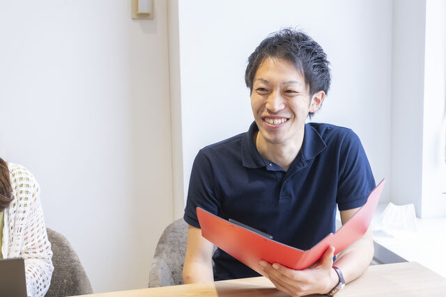 常に知識のアップデートが必要ですが、成果を出せば勤続年数や年齢に関係なく昇格・昇給のチャンスがあります。実際、入社2年でリーダーに昇格した事例もあります！