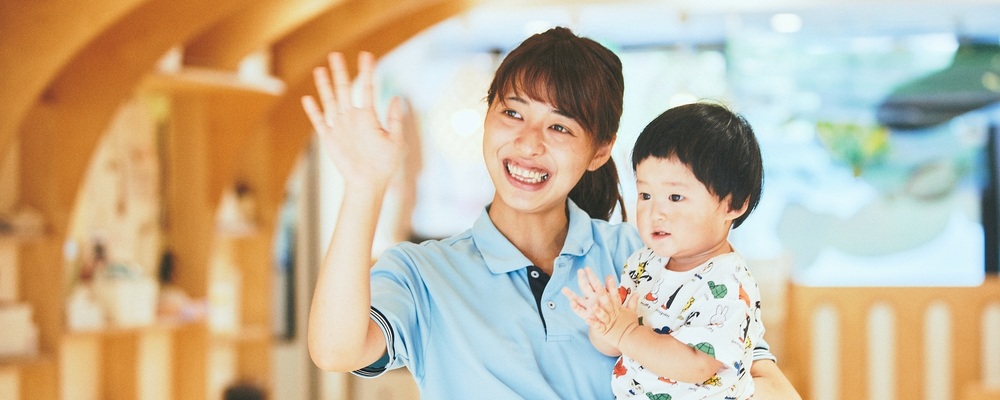 樹の温もりを感じるデザイン性の高い保育園。子どもたちを笑顔にできる保育士募集！ | シマダグループ