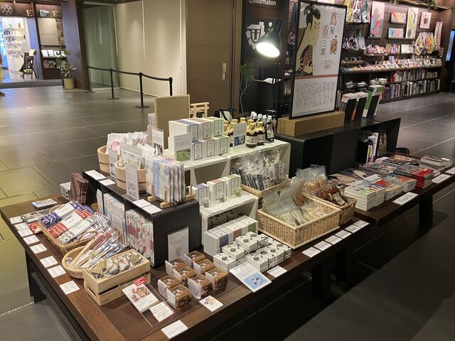 実際に開発した商品と売場の写真です。
