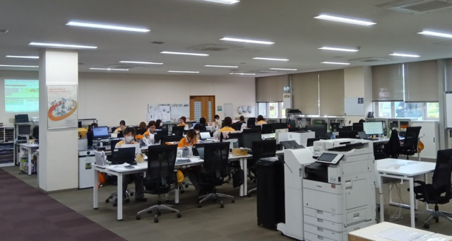 システムチームはこちらで仕事をしています。