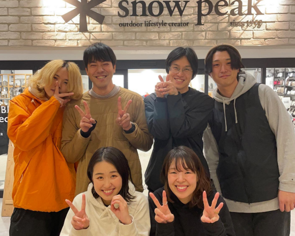現在は社員3名、アルバイト3名で運営しております。