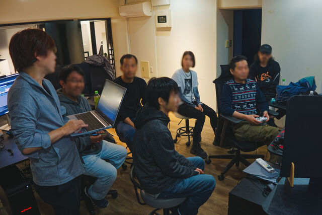 オフィスに集まってワイワイと