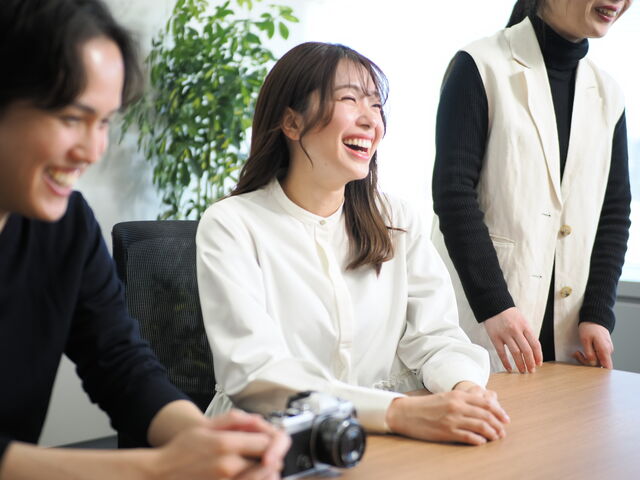 幅広い年齢層の社員が、風通しのよい雰囲気の中で働いています。