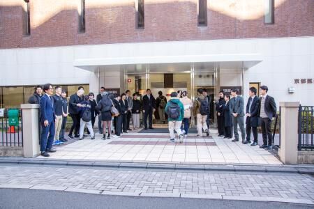登校する学生を元気にお出迎え！学生とのコミュニケーションを大切にしています。