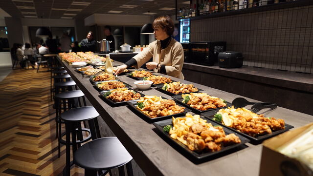 懇親会のワンシーン。食いしん坊が多いのも特徴です