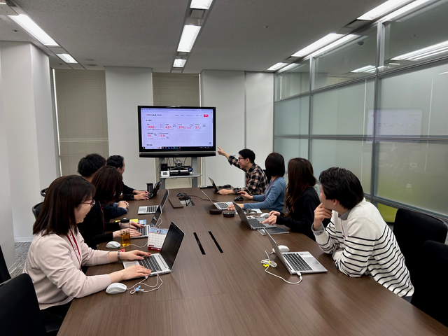 12名用会議室です。各部屋にはモニターも完備しています。