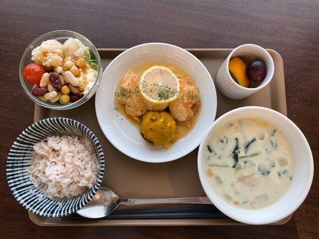 スマートランチの一例です。鶏肉がメインのメニューです。