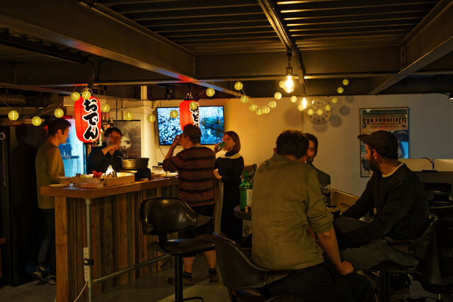 オフィスのバーは皆がくつろぎ、語り合う場です