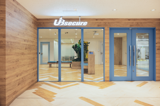 当社のエントランスです！みなさんをお待ちしています！