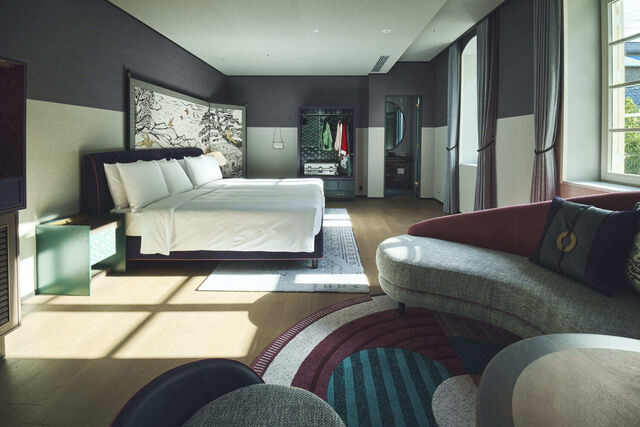 独立したリビングとベッドルームからなる、プライベートガーデンテラス付きのスイートルーム