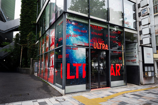 定期的に変化する映像演出やテーマ展示を通じて、店内だけでなく街へも世界観を発信