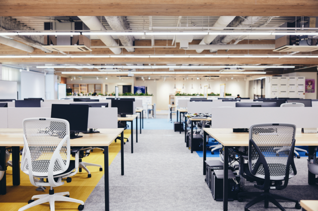 フリーアドレスで利用できる広々したデスク環境！