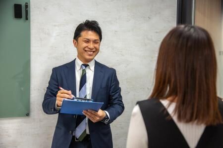 在校生と会話している様子。一人ひとりの思いや目標に寄り添いながら、日々コミュニケーションを大切にしています。