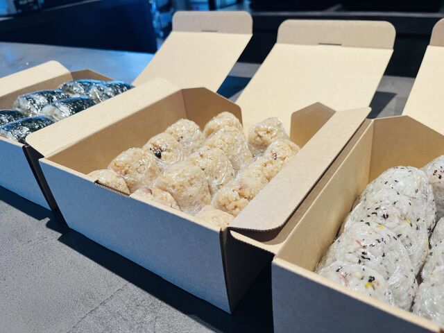 朝食風景。おにぎりやパンを提供しています