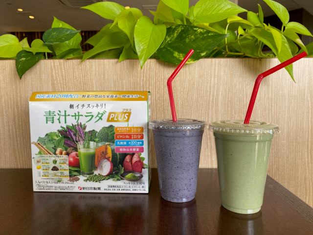 当社の「青汁サラダplus」とフルーツ等が入っているスムージーです！